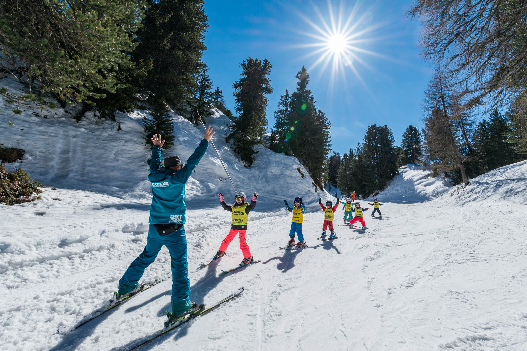 enfants en cours de ski avec moniteur OXYGENE