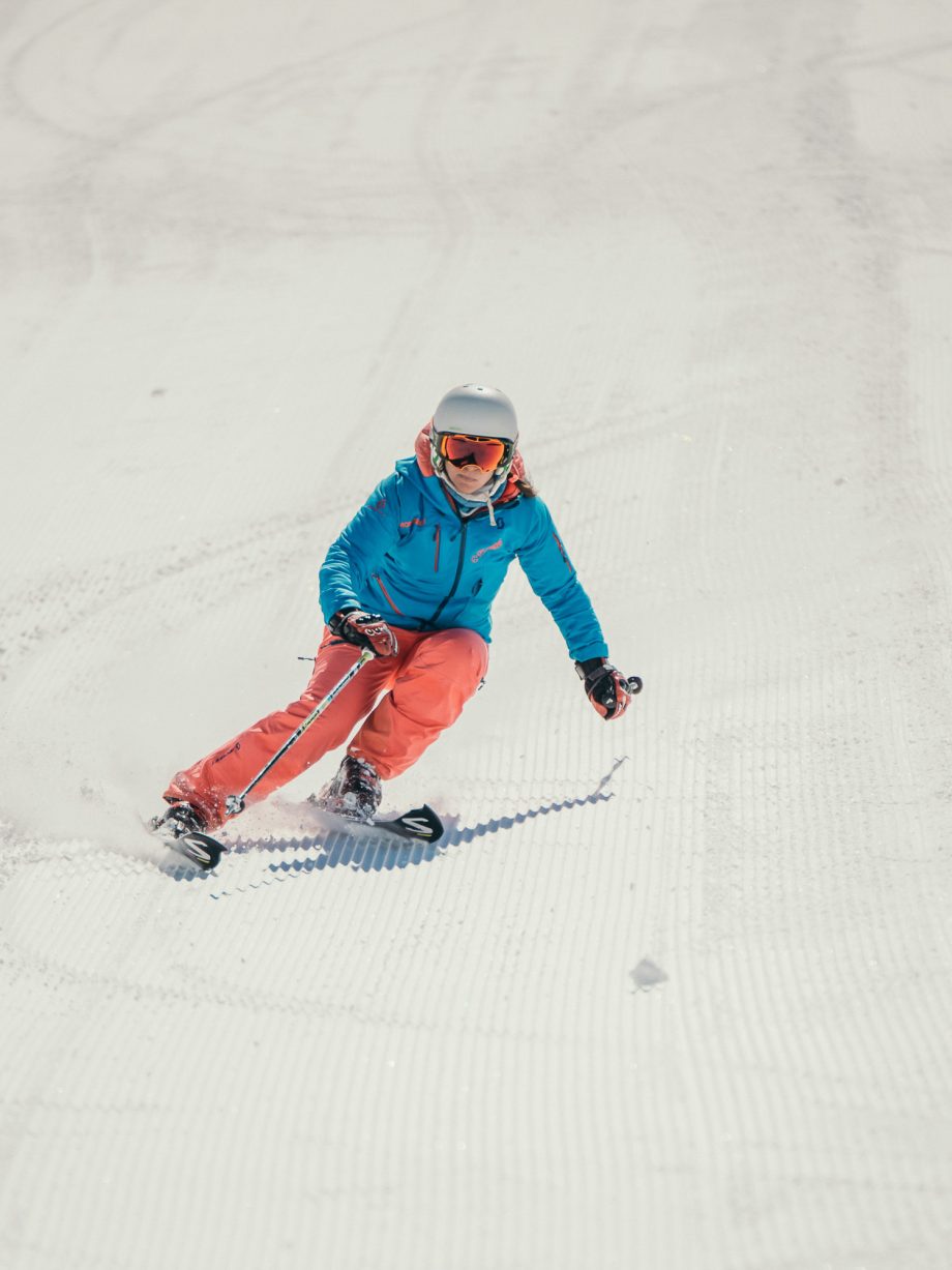 Oxygène Ski & Snowboard School Female Instructor Skiing