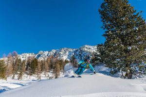 Skieuse en poudreuse, monitrice ski Oxygène