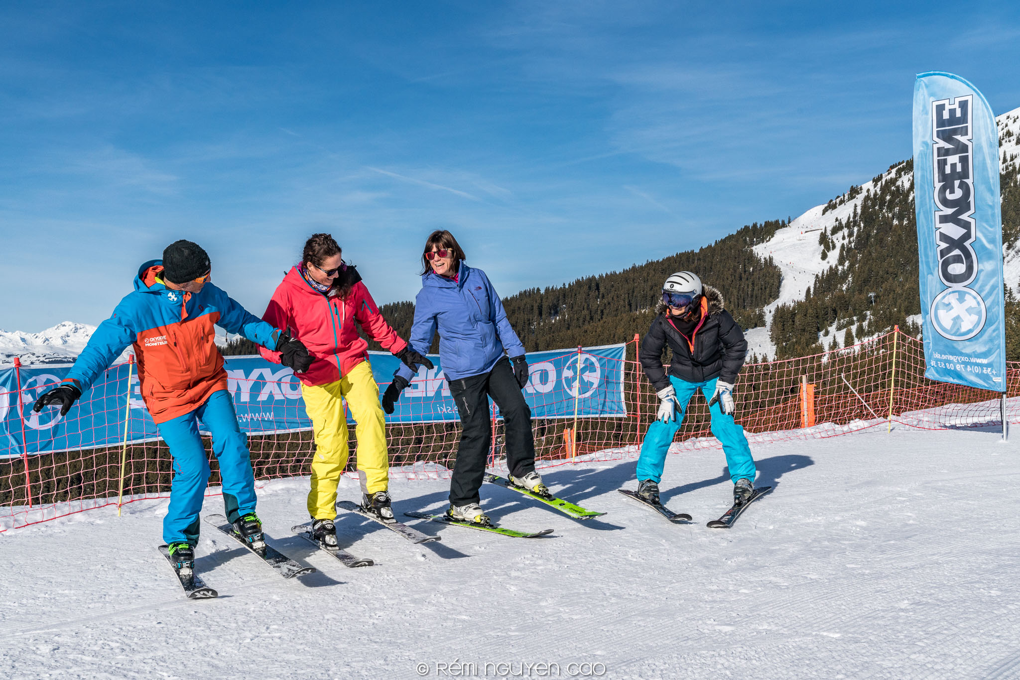 Adultes débutants en plein apprentissage du ski