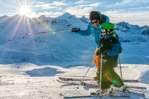 moment de partage entre moniteur de ski oxygene et son élève