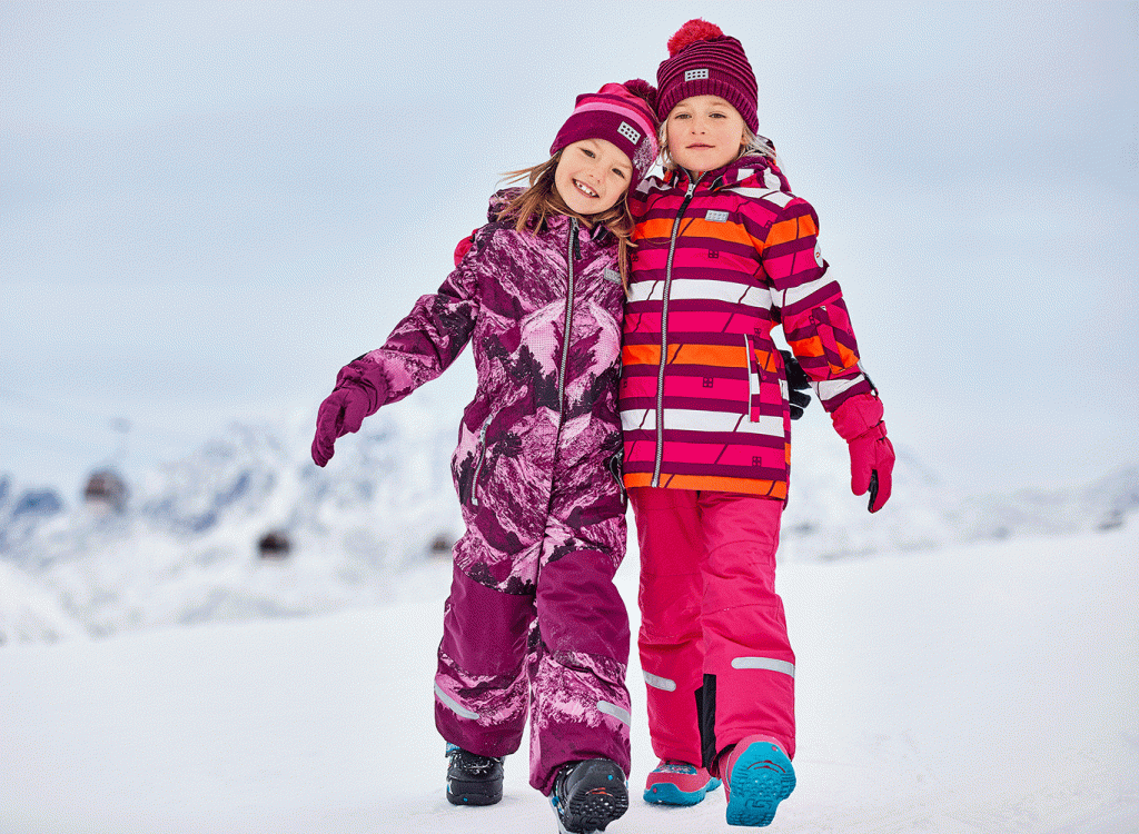 Petite Fille En Costume De Ski Bleu Et Jaune Ski En Descente Activité  Récréative De Sports D'hiver