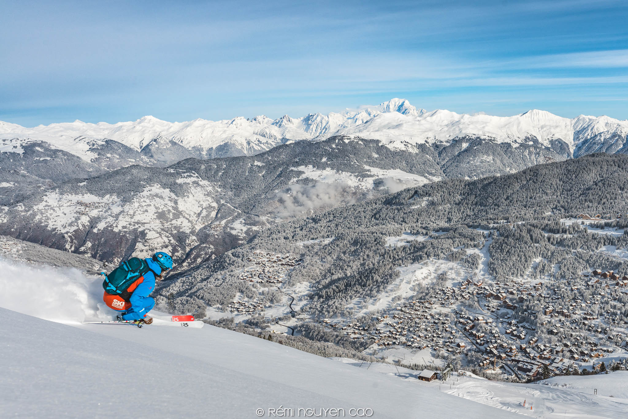 moniteur de ski oxygene en sortie hors piste sur le domaine des 3 vallées