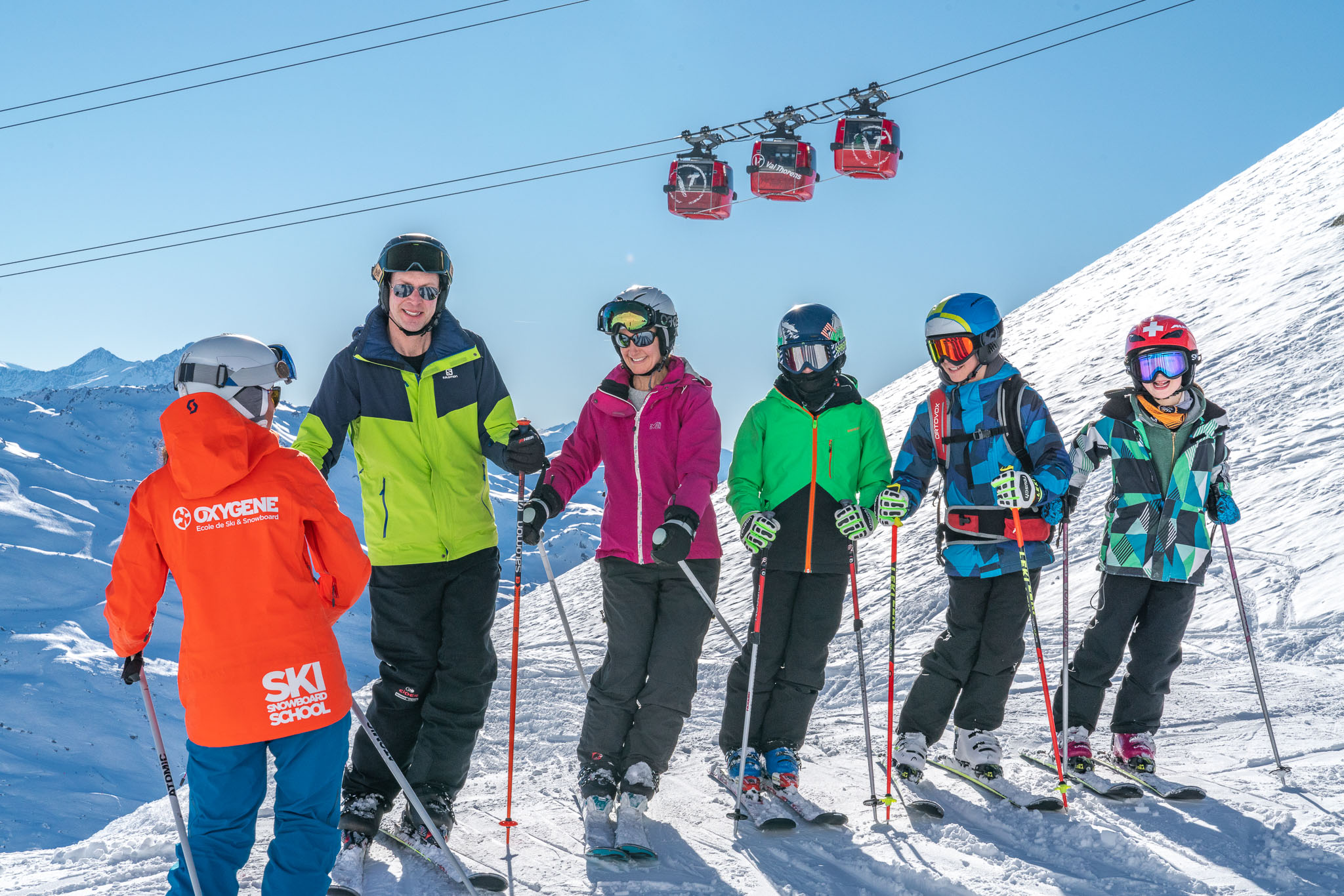 Enseignement du ski par monitrice de ski Oxygène à une famille de vacanciers